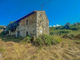 Dintorni di Portole, casa in pietra con terreno in una posizione tranquilla