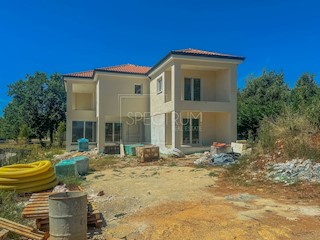 Zona di Castelliere, villa moderna con piscina in una posizione tranquilla