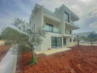 Parenzo, moderna casa a schiera con vista mare