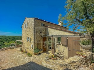 Dintorni di Buie, casa in pietra con vista panoramica