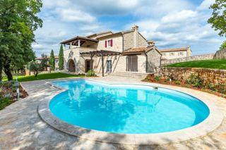 Zona di Antignana, villa in pietra con piscina in posizione tranquilla
