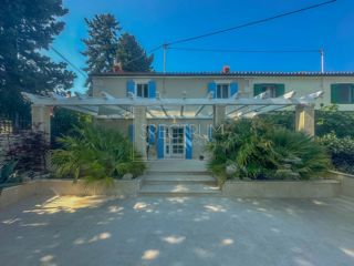 Zona di Umago, casa in pietra ristrutturata vicino al mare