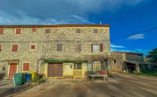 Zona di Verteneglio, casa in pietra da ristrutturare