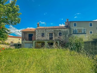 Zona Verteneglio, casa in pietra con cortile