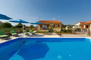 Castelliere, casa a un piano con piscina
