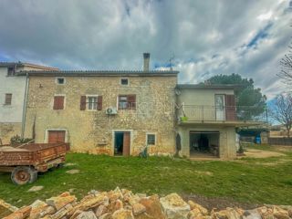 Zona di San Lorenzo, casa in pietra da ristrutturare