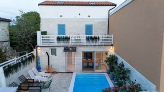 Zona Parenzo, casa ristrutturata con piscina
