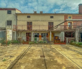 Zona Cittanova, casa con giardino da adattare