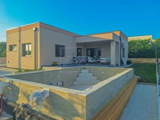 Zona di Sanvincenti, moderna casa a un piano con piscina