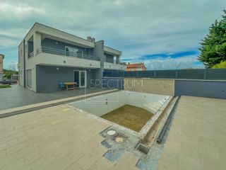 Cittanova, casa bifamiliare con piscina