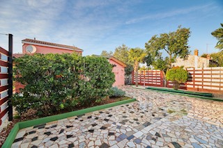 Zona di Umago, casa con piscina