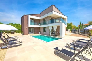 Zona di Vrbnik, moderna casa di lusso con piscina e giardino!