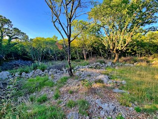 Sull'isola di Krk, baia di Soline, terreno edificabile parcellizzato in una buona posizione!