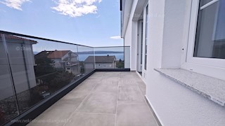 Crikvenica, appartamento al 2° piano con vista sul mare, in vendita!