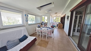 Punat, spazioso appartamento con tre camere da letto e giardino!