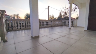 Novi Vinodolski, appartamento al piano terra con terrazza vicino al mare!