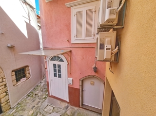 Krk, casa bifamiliare in posizione eccellente, proprio vicino al mare!