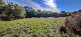 Vrbnik, dintorni, terreno edificabile in posizione tranquilla, IN VENDITA!