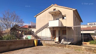 Zona di Krk, piano di una villa bifamiliare al piano terra con giardino!