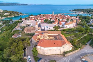 Krk, terreno agricolo vicino al centro, in vendita!