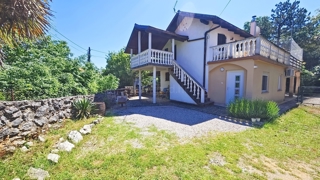 Zona di Vrbnik, casa bifamiliare con giardino in ottima posizione!