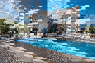 Krk, dintorni, una villa dal design moderno con 4 unità abitative e una bellissima vista sul mare