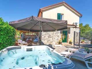 Uvala Soline, casa bifamiliare con piscina e giardino in posizione tranquilla!