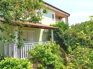 Baška, casa bifamiliare con due appartamenti e giardino!