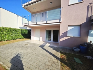 Njivice, appartamento al piano terra con giardino e vista mare!