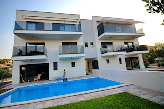 Malinska, nuovo appartamento duplex con piscina, a 200 m dal mare !!