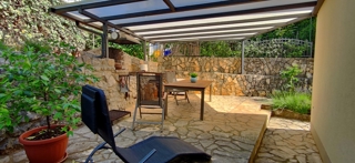 Malinska, appartamento al piano terra con giardino vicino al mare!