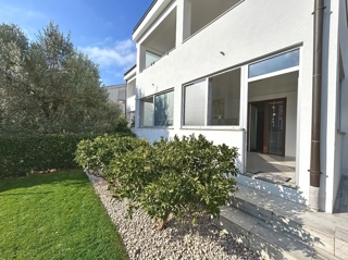 Krk, appartamento al piano terra con giardino nelle immediate vicinanze del mare!