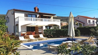 Punat, casa indipendente con due unità abitative e piscina!