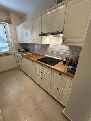 Città di Krk, comodo appartamento arredato con garage!