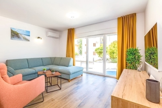 Malinska, moderna villa bifamiliare con piscina e vista mare!