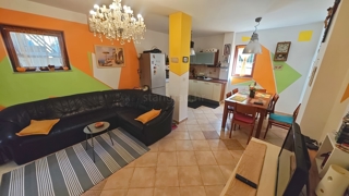 Zona Punat, appartamento al piano terra con tre camere da letto e due terrazze!