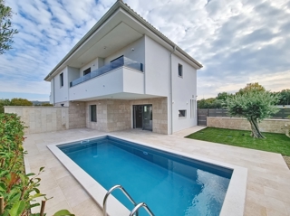 Zona di Malinska, casa bifamiliare con piscina in posizione tranquilla!