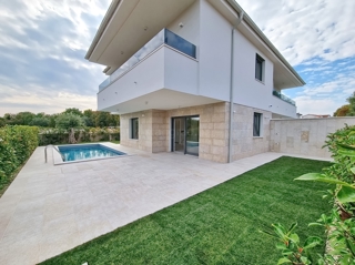 Zona Malinska, casa bifamiliare di nuova costruzione con piscina e giardino!