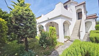 Zona di Krk, casa con cinque appartamenti in posizione tranquilla!