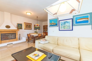 Punat, casa bifamiliare con 5 appartamenti nelle immediate vicinanze del mare!