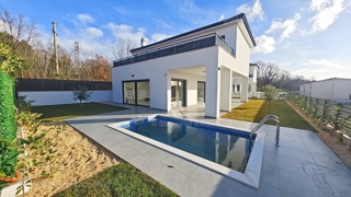 Malinska, casa bifamiliare di nuova costruzione con piscina!