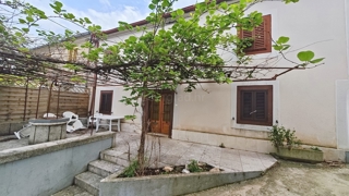 Malinska, casa bifamiliare in posizione eccezionale vicino al mare!