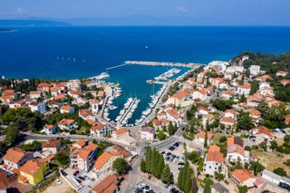 Malinska, casa bifamiliare con piscina e giardino nelle immediate vicinanze del mare!