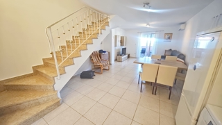 Njivice, casa bifamiliare con due unità abitative vicino al mare!