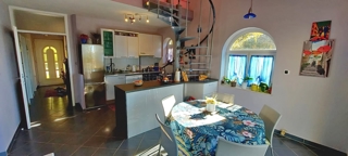 Omišalj, casa indipendente con 4 appartamenti vicino alla spiaggia!