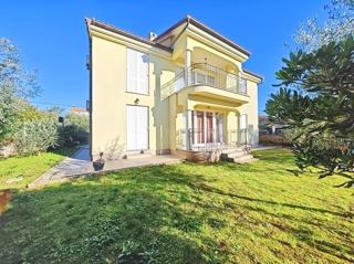 Malinska, casa indipendente con diversi appartamenti in posizione tranquilla!