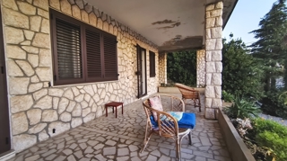 Crikvenica, appartamento con tre camere da letto, due terrazze e giardino!