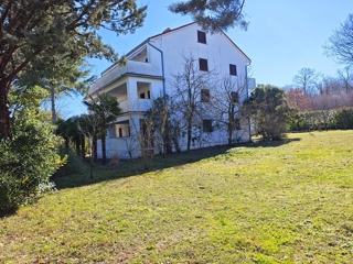 Malinska, ampia casa con 3 appartamenti e un grande giardino!