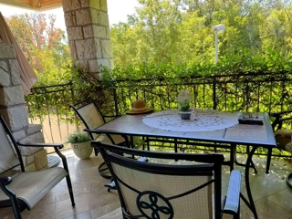 Malinska, grazioso appartamento su due piani di costruzione di qualità in una posizione tranquilla