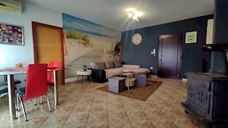 Zona Malinska, appartamento in vendita al primo piano con giardino!